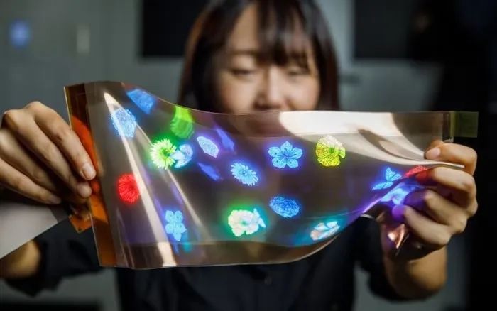 全球首款“可拉伸20%”柔性顯示器！